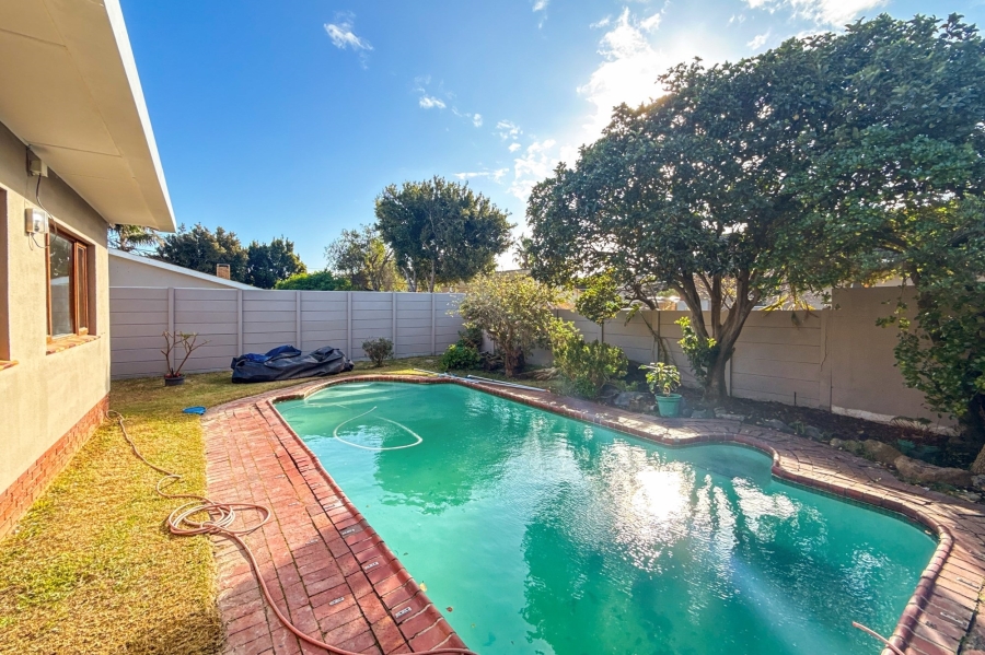 5 Bedroom Property for Sale in Monte Vista Western Cape